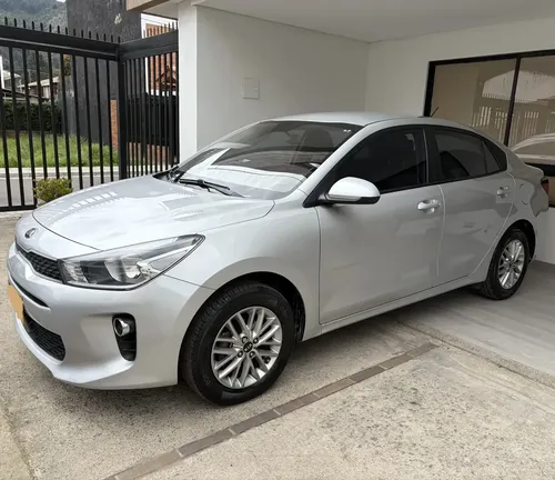 Kia Rio Sedán 2018 - $53.000.000 | Rival