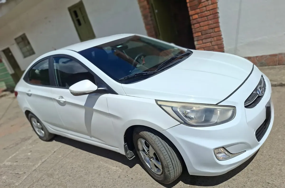Hyundai Accent i25 2016 - $37.000.000 | Rival