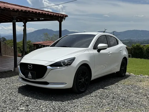 Mazda 2 Sedan 2021 - $70.990.000 | Rival