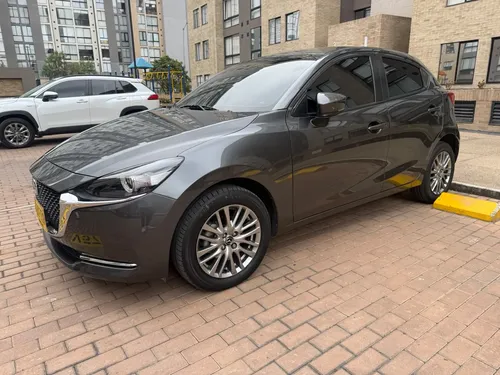 Mazda 2 Sport 2024 - $74.000.000 | Rival