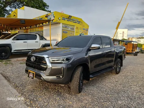 Toyota Hilux 2024 - $230.000.000 | Rival